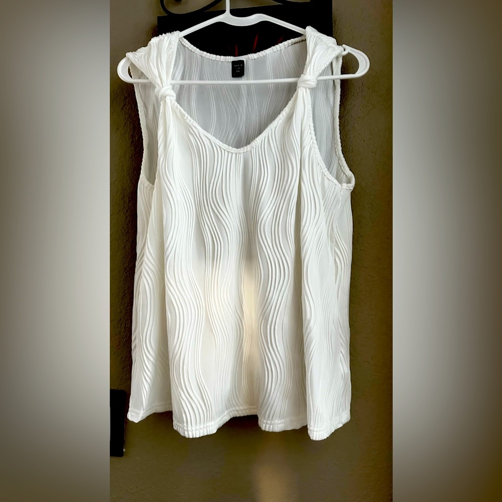 White detail tank top